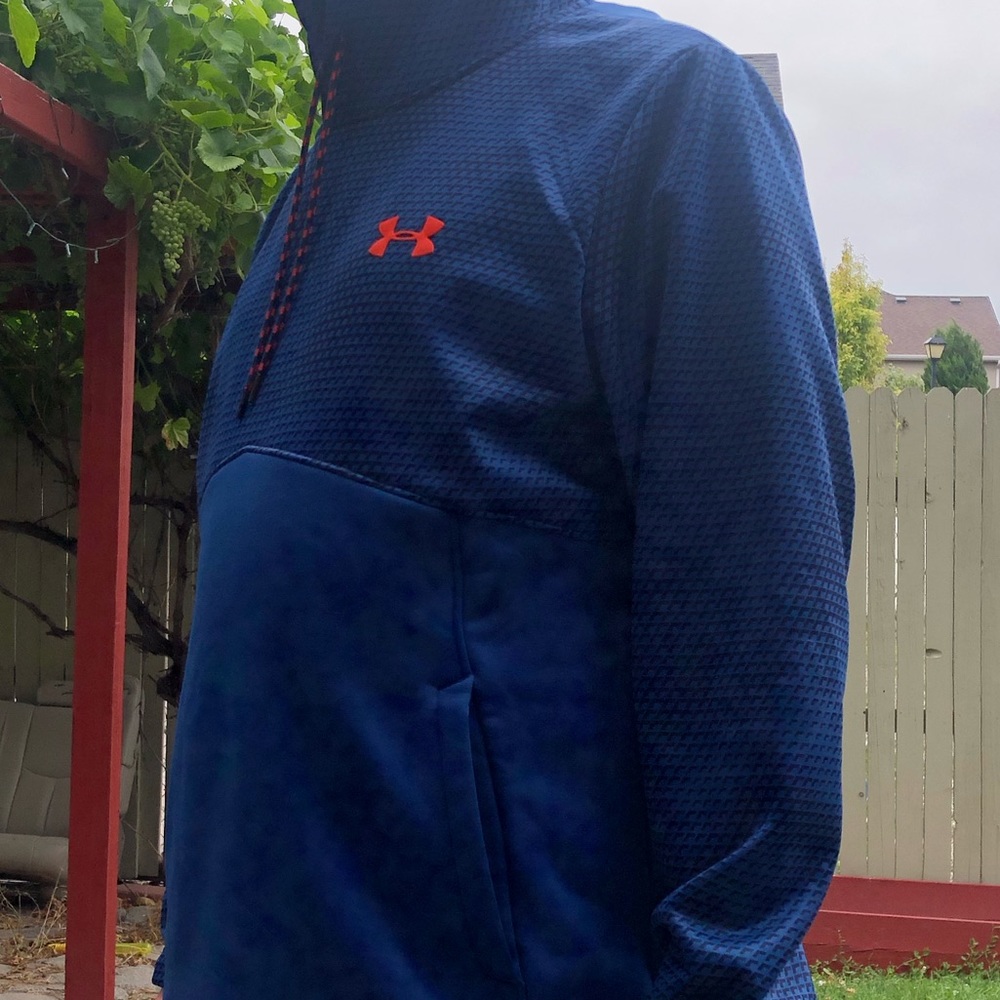 *Like New* Under Armour dark blue hoody w/ pattern